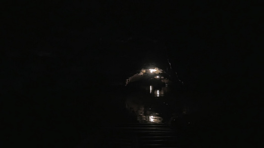 探索黑暗的卡斯特洞穴在长长的河边视频