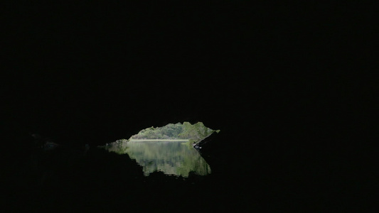 山洞的地表和河中的山岳视频