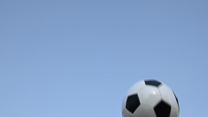 足球飞过清蓝的天空6秒视频