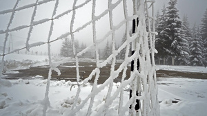 冬天足球网上布满了雪14秒视频