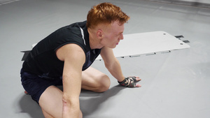跆拳道男子在搏击俱乐部进行战斗训练后坐在地板上休息10秒视频
