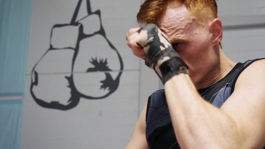 跆拳道男子在健身房进行战斗训练前按摩脸拳击手在搏击视频