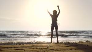 日落时在海滩上穿比基尼的月光女孩玩得开心30秒视频