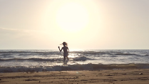 日落时在海滩上穿比基尼的女孩15秒视频