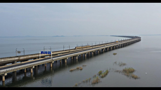 南京石臼湖水天一色地铁穿梭特大桥航拍4K视频