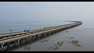 南京石臼湖水天一色地铁穿梭特大桥航拍4K119秒视频