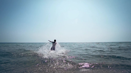 运动运动员适合男性奔向海水跳进水中视频