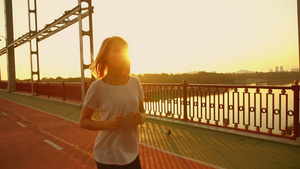 年轻女子在桥上慢跑23秒视频