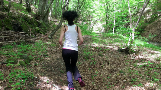跑在森林足迹上的运动员妇女健身慢跑锻炼健康的概念视频