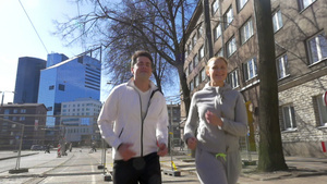 清晨在城里奔跑的年轻夫妇30秒视频