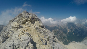 登山者第一视角探险攀爬16秒视频