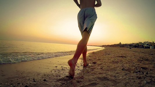孤单的运动运动员奔跑在空海边慢跑与日落慢动作相反视频