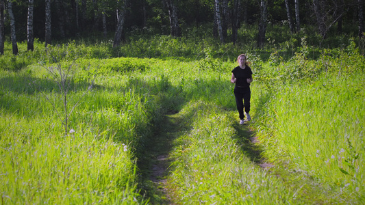 女性在森林中奔跑视频