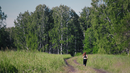 女人在森林里奔跑视频