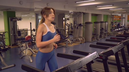 在体育俱乐部锻炼前女性升温视频