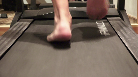 在健身房的跑步机上步行锻炼—运动健身生活方式技术和视频
