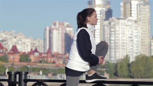 一位年轻女子在徒步桥上伸展的眼神24秒视频