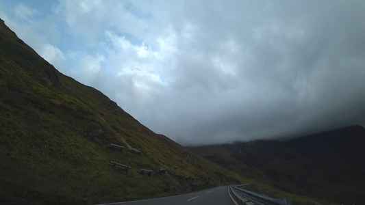 山之间有条路在山际上行驶视频