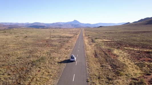开着汽车在沙漠的荒野中行驶视频