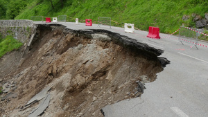 法国比利牛斯山的道路崩塌19秒视频