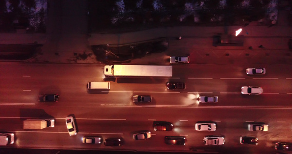 一辆卡车乘车穿过夜城高棉视频