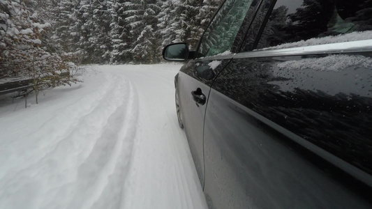 驾驶在雪地路上在下雪的公路上行驶视频