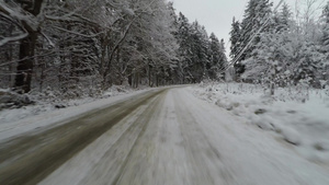 在弯曲的雪路上行驶车上的前置摄像头29秒视频