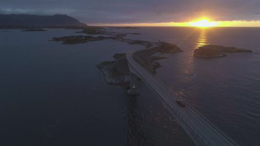 夏日阳光下的挪威大西洋路汽车在Storseisundet视频