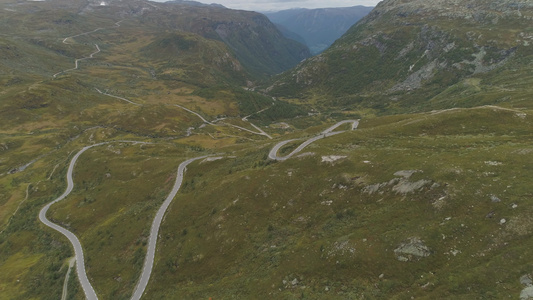 在秋天的一天挪威的山蜿蜒的道路空中显示视图无人机向前视频