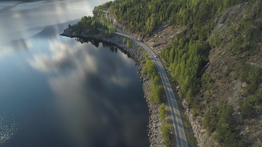 与汽车和Kroderen湖岸在挪威飞越公路空中射击视频