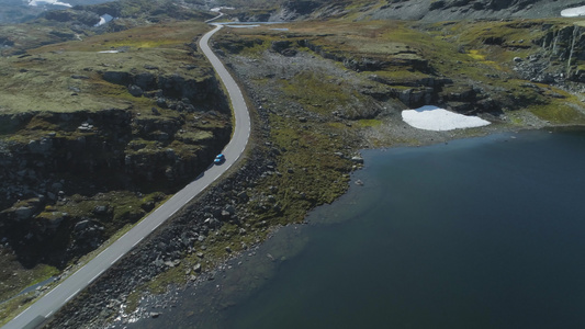 无人驾驶飞机正在向后飞去在北北方的山上行驶时正值阳光明媚视频