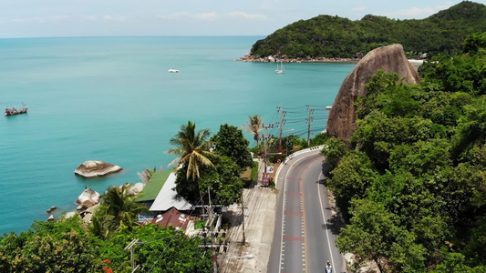 主要沥青路接近大象岩热带海滨的绿石海边位于泰国沙木岛视频