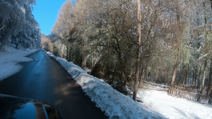 冬季驾驶汽车道路下雪美丽的冬季风景和蓝天空17秒视频