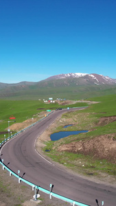 航拍群山山脉中穿行的独库公路视频旅游目的地视频