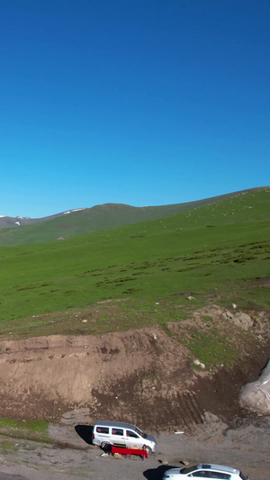 航拍群山山脉中穿行的独库公路视频旅游目的地64秒视频