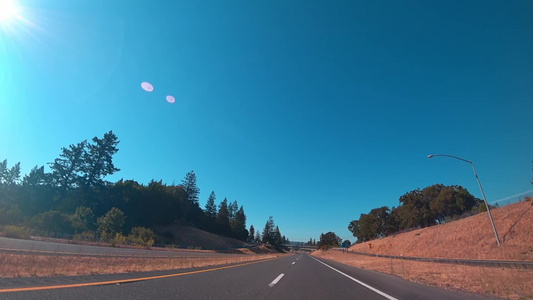 汽车沿美国风景优美的道路行驶视频