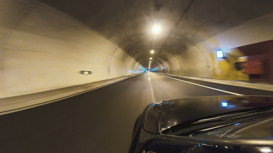 夜间驾驶在老隧道的路上第一视角视频