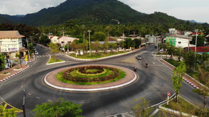 丛林附近小镇的环形交叉路口泰国苏梅岛小镇中部15秒视频