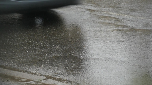 雨下时车在水坑里视频