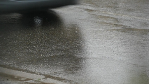 雨下时车在水坑里14秒视频