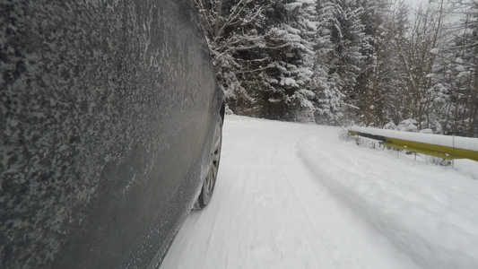 汽车在冬季路上驾驶穿过森林视频