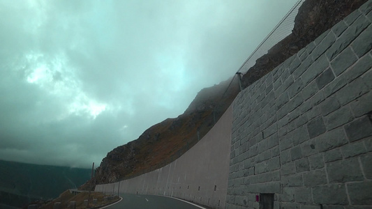 高山公路在奥斯特里亚的萨尔兹堡地段的高山路上行驶视频