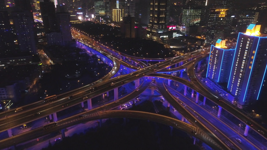 夜间有蓝色照明的高架立交桥上海中国鸟瞰图相机正在平移视频