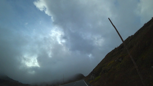 高山公路在奥斯特里亚的萨尔兹堡地段的高山路上行驶视频