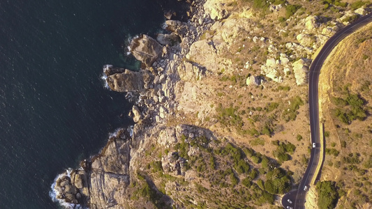 沿海公路飞速的空中航向视频