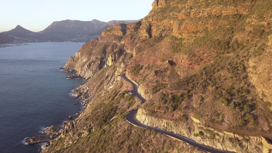 沿海公路飞速的空中航向视频