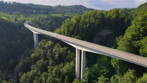 在楚格瑞士的洛氏河上的两座桥梁25秒视频