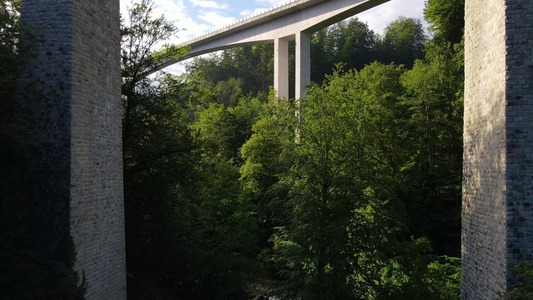 位于斯维兹兰州洛泽河上两座桥梁视频