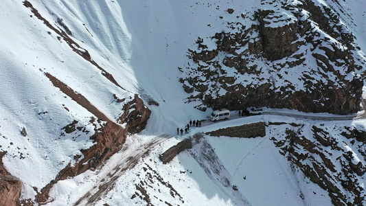 一群旅行者被困在路中间的空中射击因为冬季喷口雪路堵塞视频