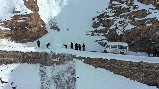 一群旅行者清除路障从危险路口的石膏中除去积雪视频
